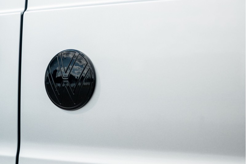 Volkswagen Caddy (SB) met achterdeuren logo achterzijde zwart