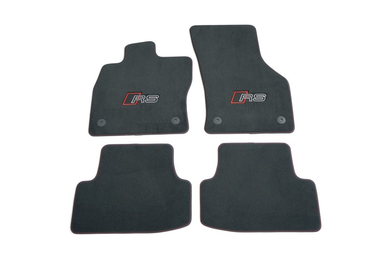 Audi A3 (8Y) RS velourse mattenset voor- en achterzijde (rode stiksels - witte letters)