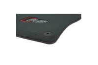 Audi A3 (8Y) RS velourse mattenset voor- en achterzijde (rode stiksels - witte letters)