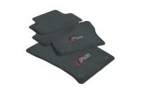 Audi A3 (8Y) RS velourse mattenset voor- en achterzijde (rode stiksels - witte letters)