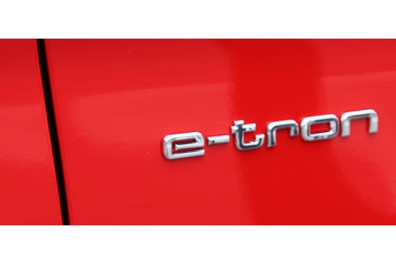 Audi Q7 e-tron logo spatscherm/achter 