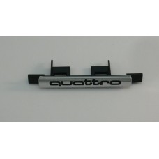 Audi A6 4B Quattro logo in de grille