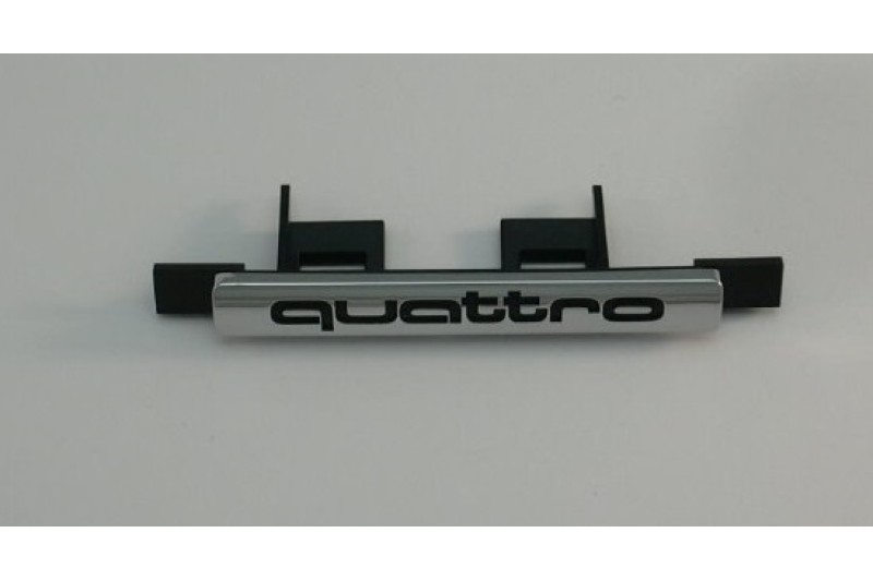 Audi A6 4B Quattro logo in de grille