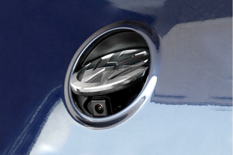 Achteruitrijcamera  in het embleem voor de VW EOS