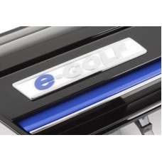 E-Golf logo in de grille