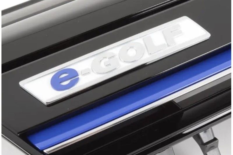 E-Golf logo in de grille