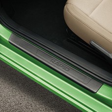 Škoda Rapid dorpellijsten met zwarte opdruk