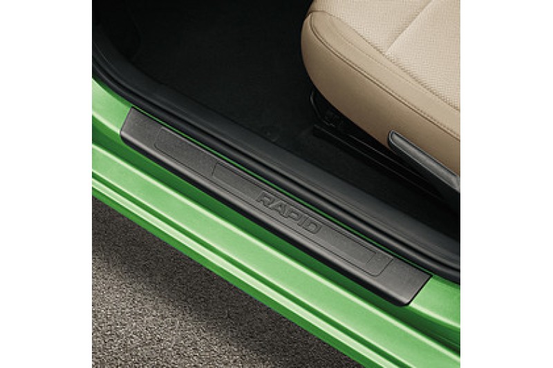 Škoda Rapid dorpellijsten met zwarte opdruk