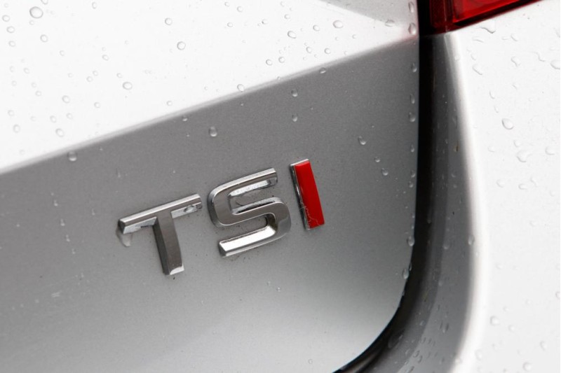 Skoda 'TSI' Plak embleem achterkant - Rode S - Rode I - 