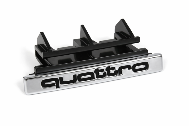 Audi 'quattro' embleem voor grill