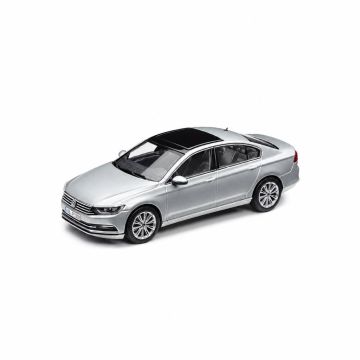 Volkswagen Passat sedan modelauto (1:43, Tungsten Silver)