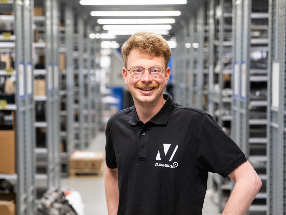 Een medewerker van Vagshop.nl in het magazijn