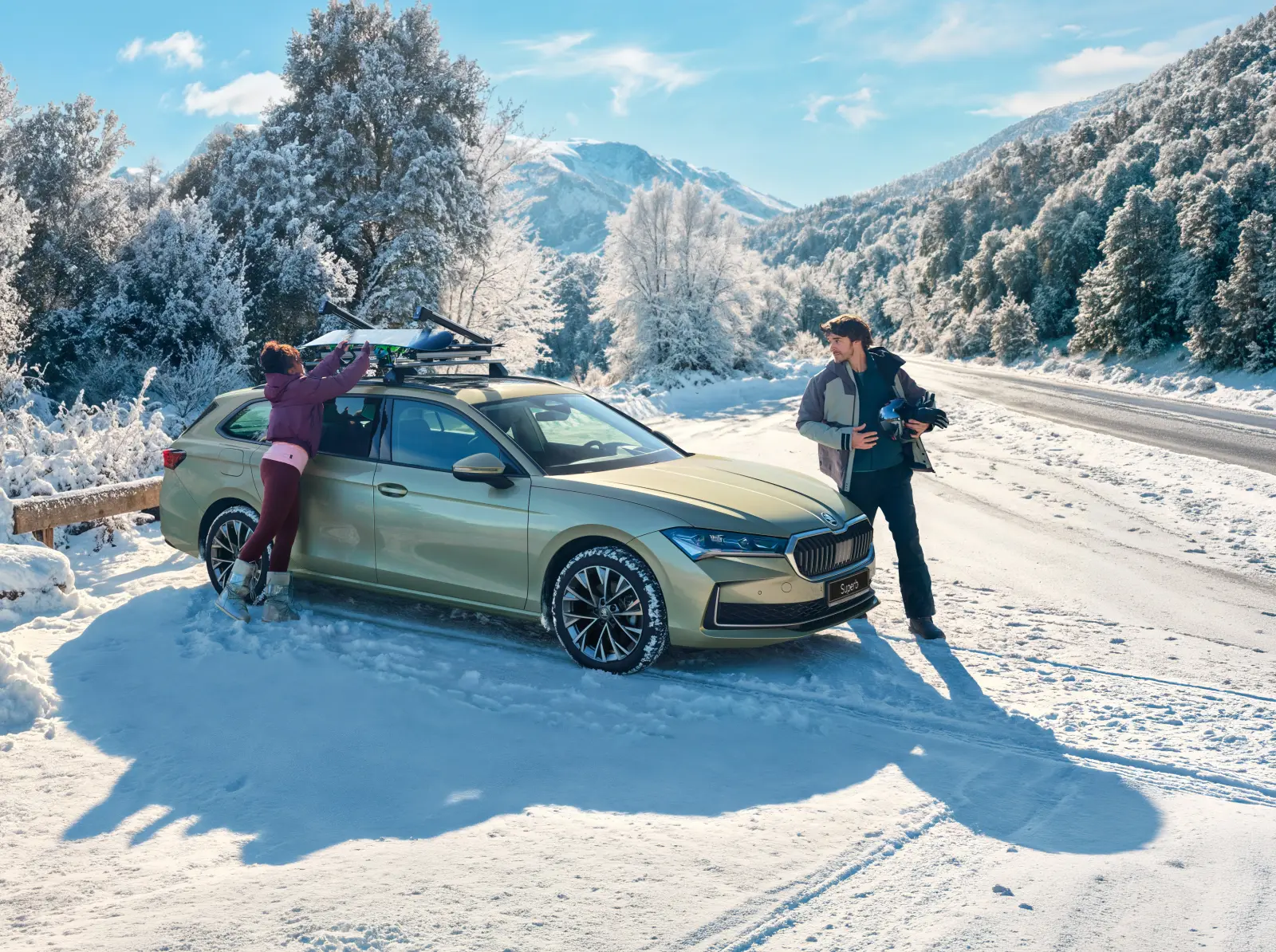 Škoda Superb Combi met skidrager in de sneeuw